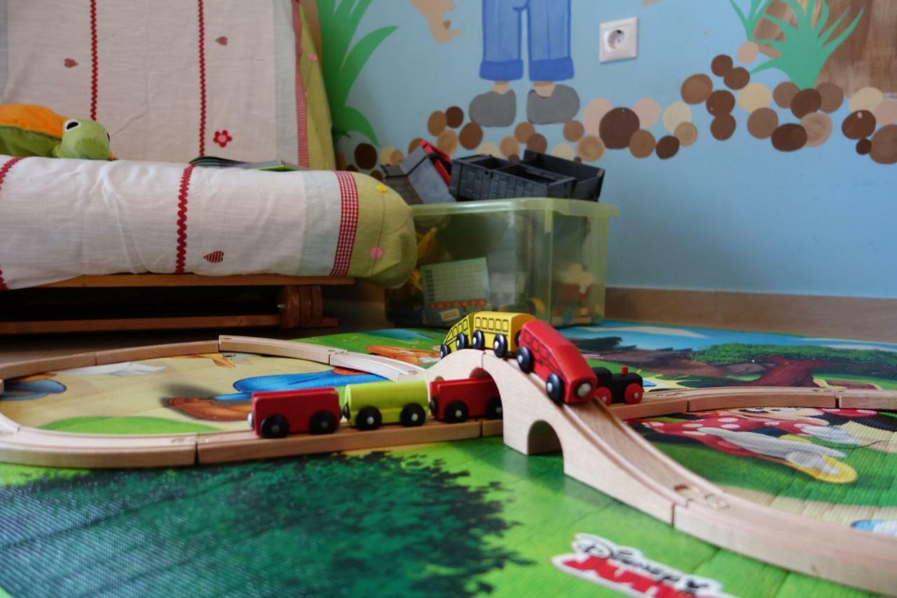 Kid & Holiday 1 Katakalion Luaran gambar